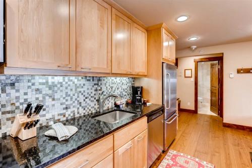 Luxury Ski In, Ski Out 1 Bedroom At Eagle Bahn Gondola - 주방