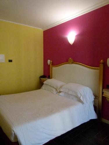 Deluxe Queen Suite with Balcony image 3