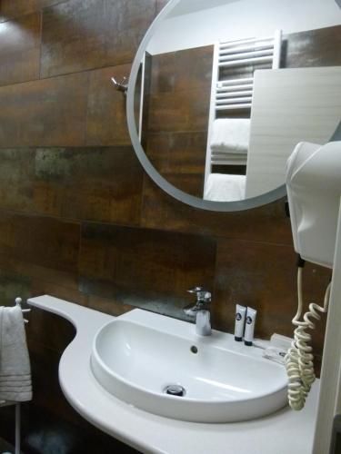 Deluxe Queen Suite with Balcony image 2