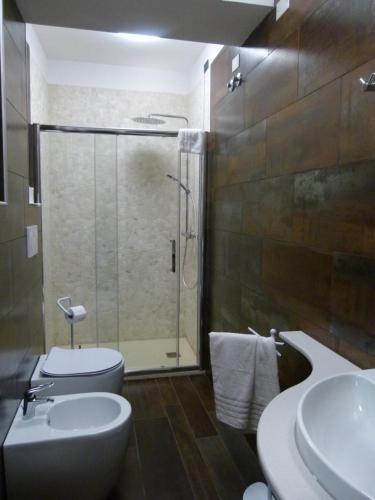 Deluxe Queen Suite with Balcony image 1
