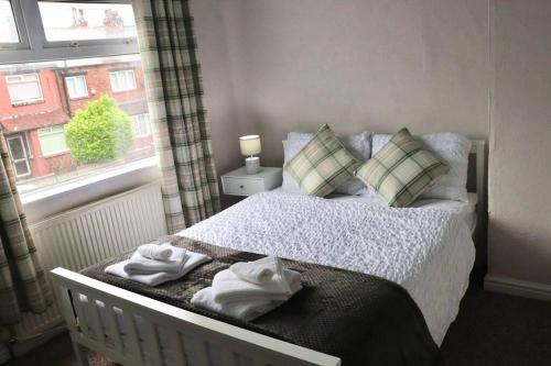 Home Away From Home - 2 Bed FREE Parking & Wifi