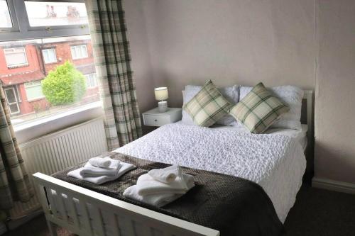 Bed, Home Away From Home - 2 Bed FREE Parking & Wifi in Hunslet Carr