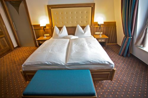 Hotel am Schloßberg 6.4km von Ottenhofen entfernt