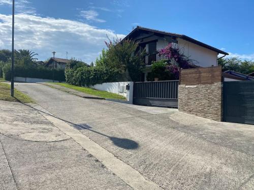 Jolie appartement individuel, dans un quartier calme très proche de la plage. - Location saisonnière - Hendaye