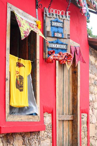 CASA DE RETALHOS Boutique Albergue, casaril histórico, com 5 suítes individuais e cozinha coletiva, no coração da vila de Igatu-Ba, que preserva fortes traços culturais da época do garimpo, venha viver uma experiência única!