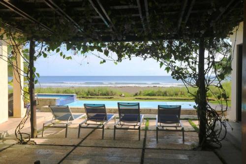 Casa Azul - Directly on Playa Venao, sleeps 8-10+