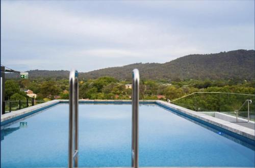 The Hamptons -Coastal Luxe Dual Suite - 2 Bed 2 Bath, Rooftop Pool & Free Parking, Canberra (foto 2)