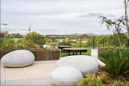 The Hamptons -Coastal Luxe Dual Suite - 2 Bed 2 Bath, Rooftop Pool & Free Parking, Canberra (foto 9)