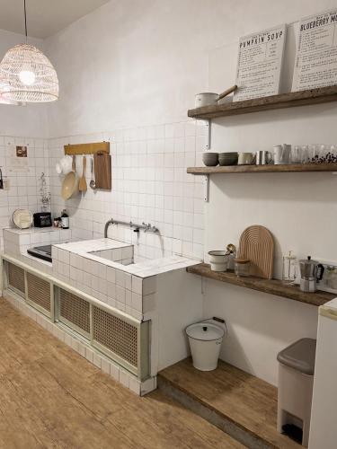 keuken, 山蒔旁白-全台唯一電力公司49年老宿舍改造 in Yujing District