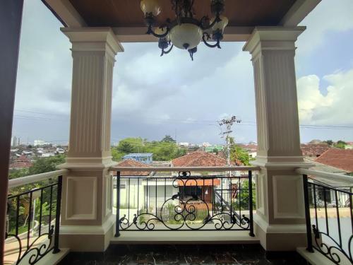 Balcony/terrace, Villa Syariah Muvida dengan Kolam Renang di Tengah Kota in Sinduadi