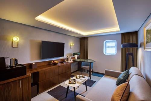 room detail thumbnail 1