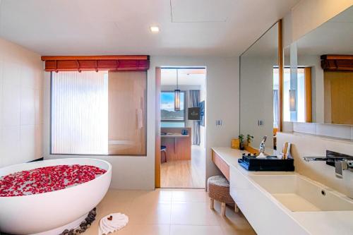 room detail thumbnail 2