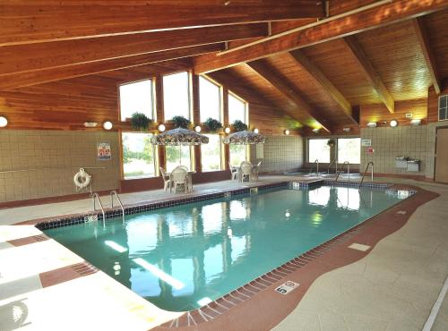 Swimming pool, AmericInn by Wyndham Oswego in Oswego (IL)