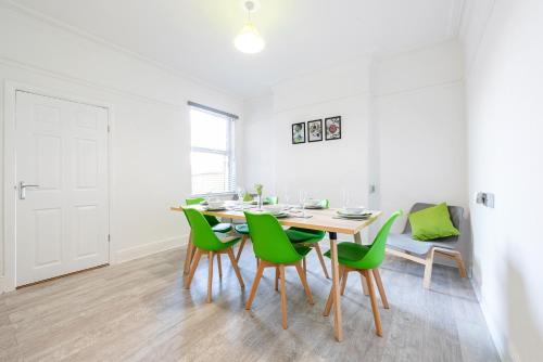Jasmine Villa B - Ideal for QMC & Uni - Free parking - Tap to explore photos