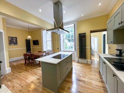 Remarkable 5BR Townhouse with Garden, Sleeps 12, Edimburgo (foto 8)