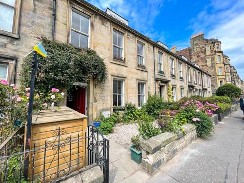 Remarkable 5BR Townhouse with Garden, Sleeps 12, Edimburgo (foto 10)