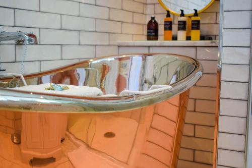 浴室, Little Fox Lodge Luxury Hideaway with Hot Tub Glencoe Near Fortwilliam in 奧尼赫