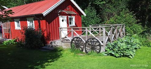 Lillstugan i idyllisk lugn miljö nära Hällungen, Stenungsund - Apartment - Ucklum