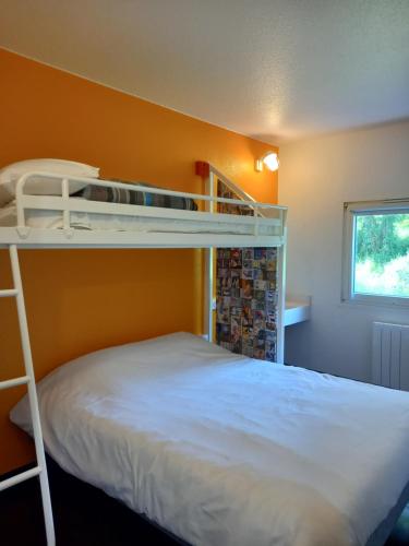 1 double bed, 1 twin bed