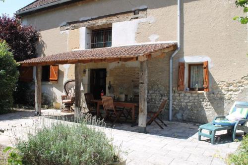 Grand gîte de campagne capacité jusqu'à 10 personnes (Grand gite de campagne capacite jusqu'a 10 personnes) in Šantenaj-Sent-Imberta