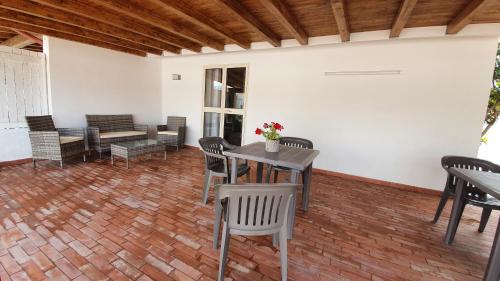 Arricàmpati Airport Rooms in Villa & RENT CAR 4