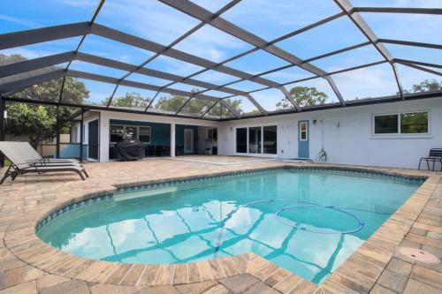 Mango Manor by Bradenton Beach sleeps 10 w pool in Bradenton, USA