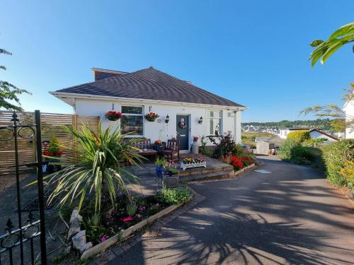 B&B Torquay - Lovely private studio room with own kitchen and bathroom. Set in the popular area of Shiphay in Torquay and only a short walk from Torbay Hospital - Bed and Breakfast Torquay