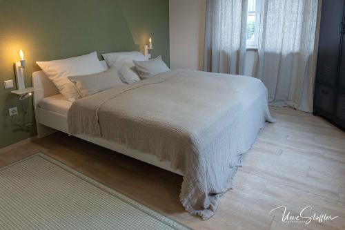 1 queen bed, 1 sofa bed