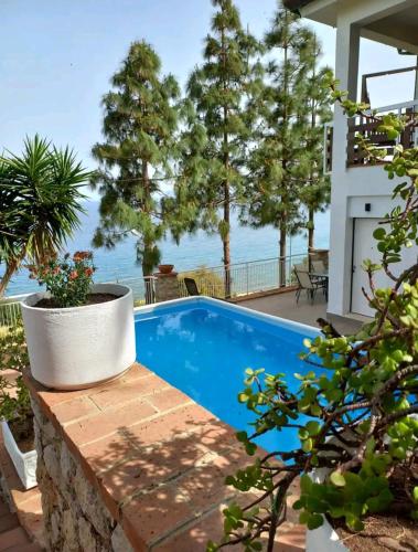 Villa's apartment on the beach, swimming pool A/C, Palermo