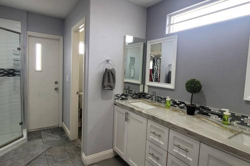 K - Fully remodeled and professionally decorated, Las Vegas (photo 3)
