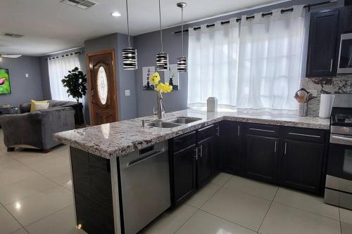 K - Fully remodeled and professionally decorated, Las Vegas (photo 4)