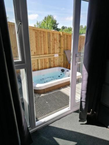 Hot tub, Cypress Log Cabins Accommodation in Godshill