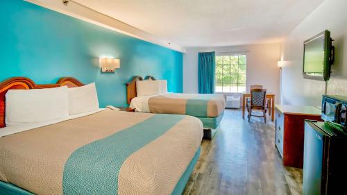 Deluxe Queen Room with Two Queen Beds - Smoking