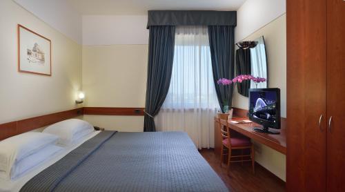 Standard Double or Twin Room with 8 days Parking and Airport transfer