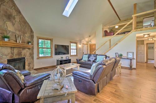 Hocking Hills Woodland Lodge on 14 Acres! - image 3