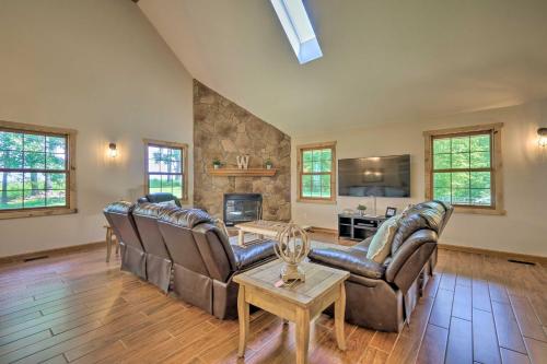 Hocking Hills Woodland Lodge on 14 Acres! - image 12