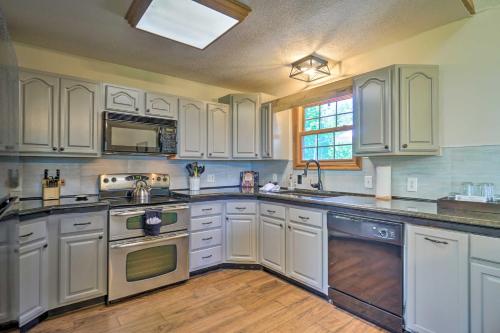 Hocking Hills Woodland Lodge on 14 Acres! - image 9