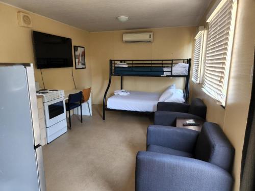 1 queen bed, 1 bunk bed