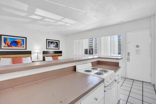 Amazing 1br apartment with pool Hallandale Beach! - image 10