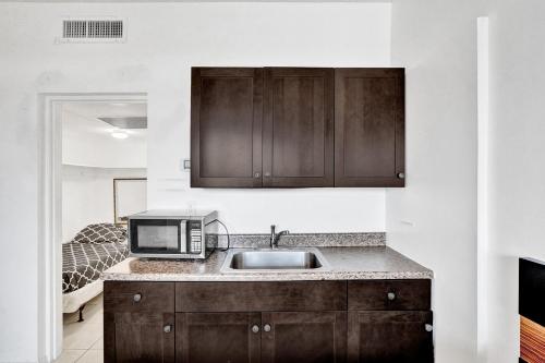 Beautiful cozy Studio apartment walk from the ocean! - image 7