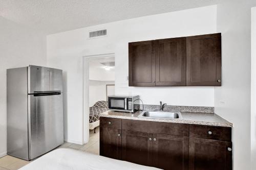 Beautiful cozy Studio apartment walk from the ocean! - image 8