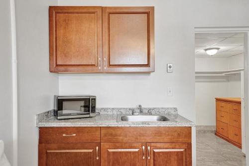Lovely Hallandale beach studio :) - image 10