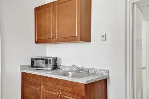 Lovely Hallandale beach studio :) - image 12
