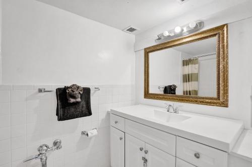 Gorgeous 1br apartment a walk from the Beach - image 24