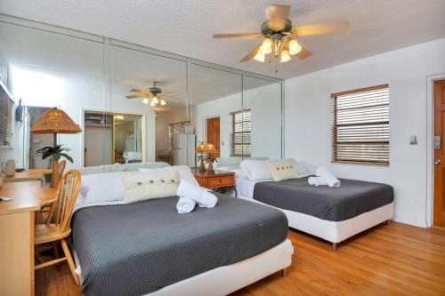 Lovely Apt Hollywood Beach 1/2 block from Ocean! - main image