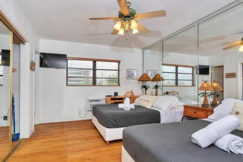 Lovely Apt Hollywood Beach 1/2 block from Ocean! - image 2