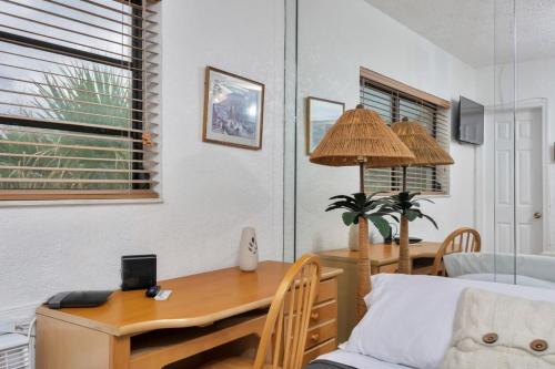 Lovely Apt Hollywood Beach 1/2 block from Ocean! - image 7