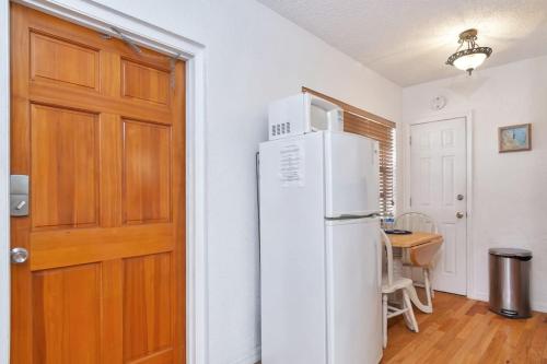 Lovely Apt Hollywood Beach 1/2 block from Ocean! - image 10