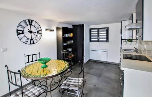 Nice Home In Les Angles With Kitchenette - Location saisonnière - Les Angles