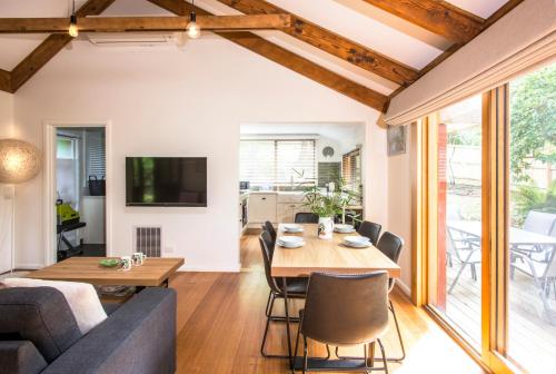 Cosy, central Olinda Camellia Cottage, Olinda (Foto 10)